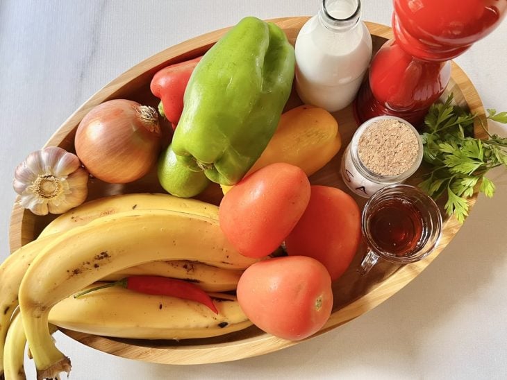 Ingredientes reunidos em uma bancada.