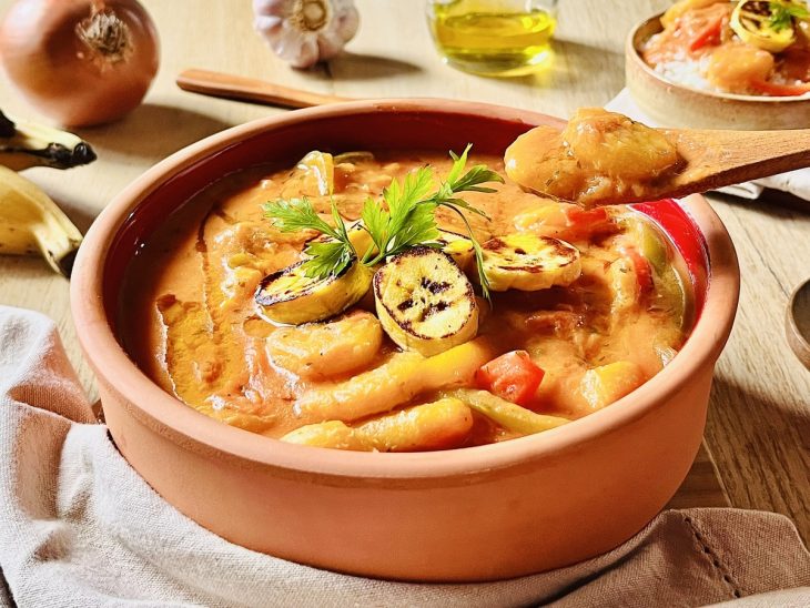 Moqueca de banana-da-terra pronta para consumo em uma tigela de barro.