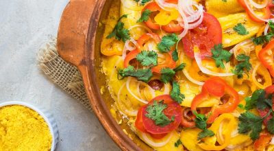 Moqueca de banana da terra com farofa de dendê