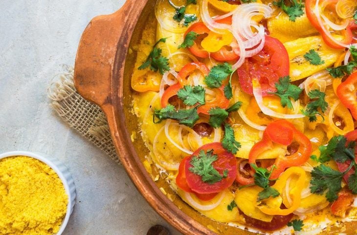 Moqueca de banana da terra com farofa de dendê