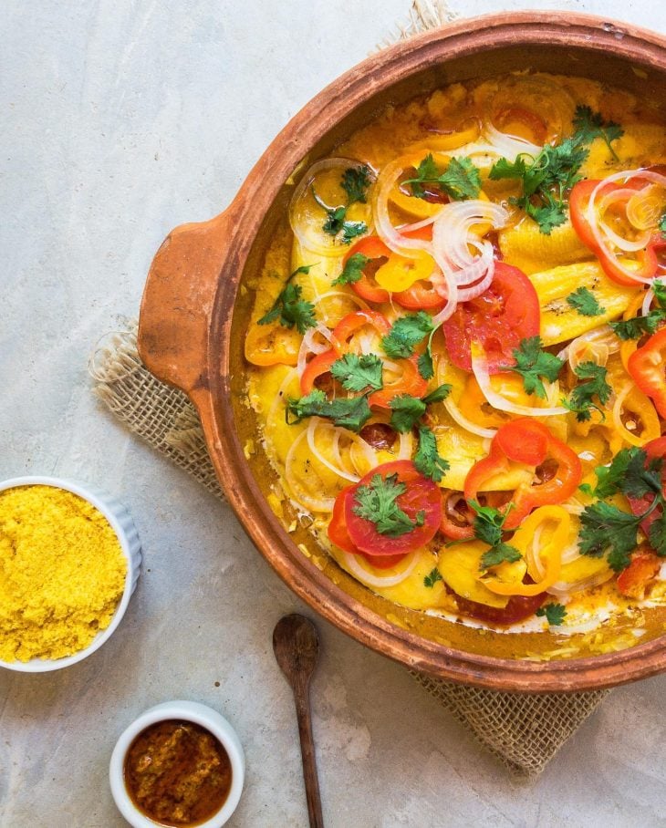 Moqueca de banana da terra com farofa de dendê