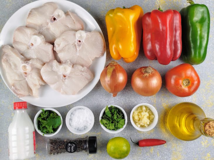 Uma bancada com os ingredientes da moqueca.