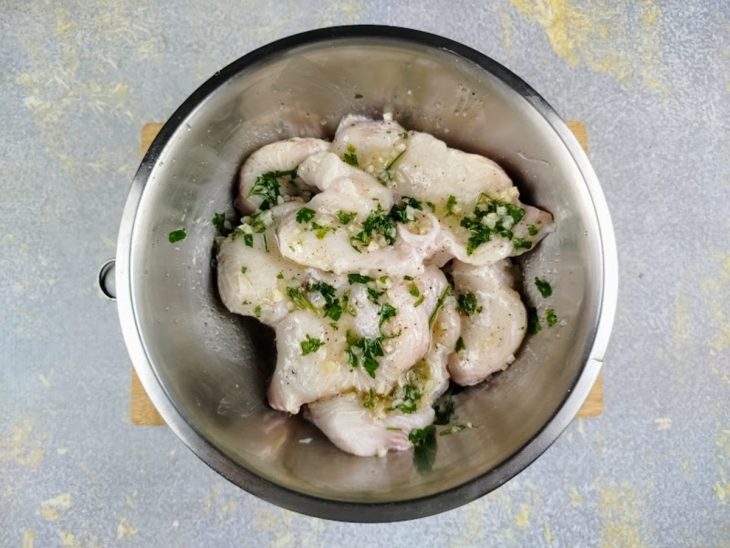 Uma tigela com o cação marinando.