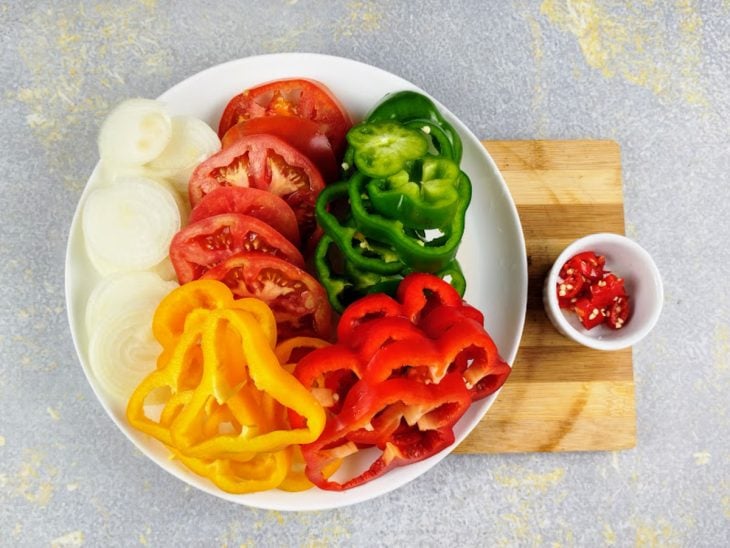 Recipientes com os vegetais picados.