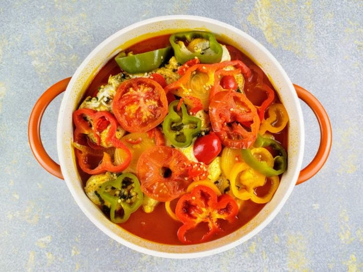 Panela com o cação, a marinada, as camadas de vegetais, azeite.