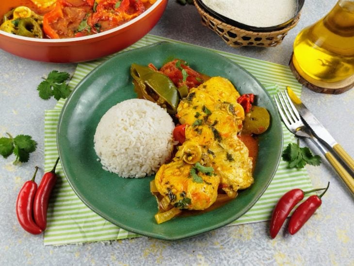 Um prato com a moqueca de cação.