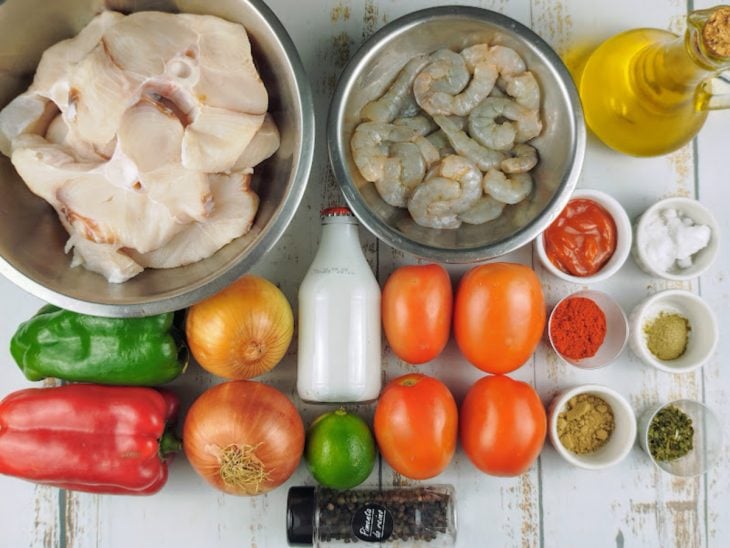 Bancada com ingredientes.