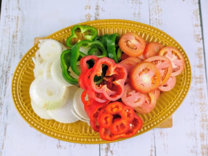 Prato com vegetais picados.