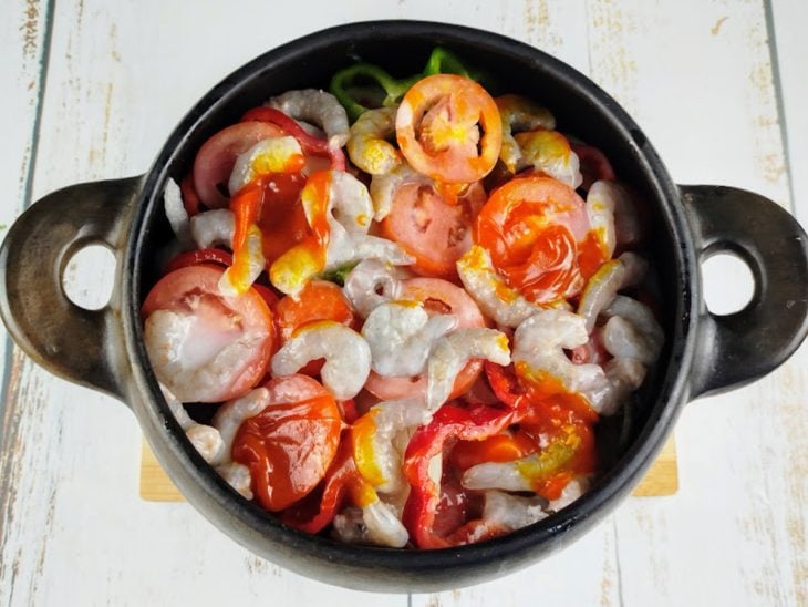 Panela com todos os ingredientes da moqueca.