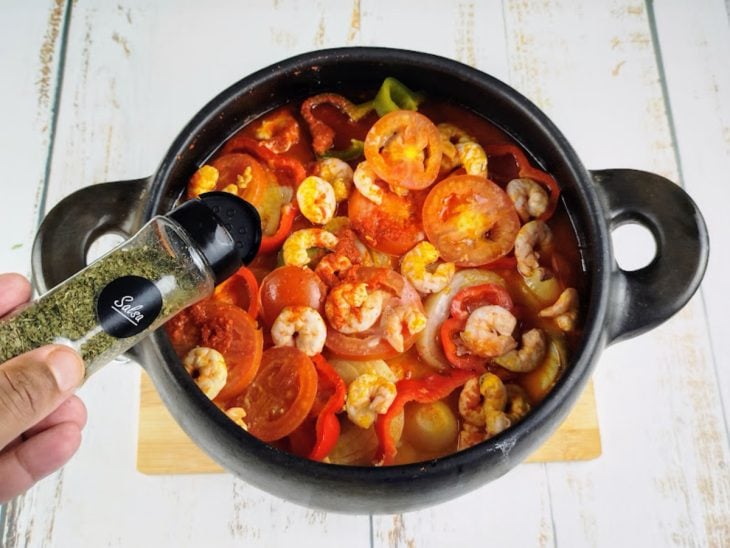 Uma panela com todos os ingredientes da moqueca.