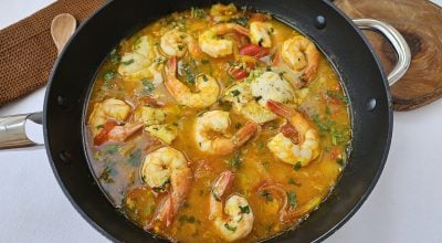 Moqueca de peixe com camarão