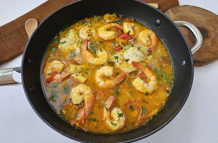 Moqueca de peixe com camarão