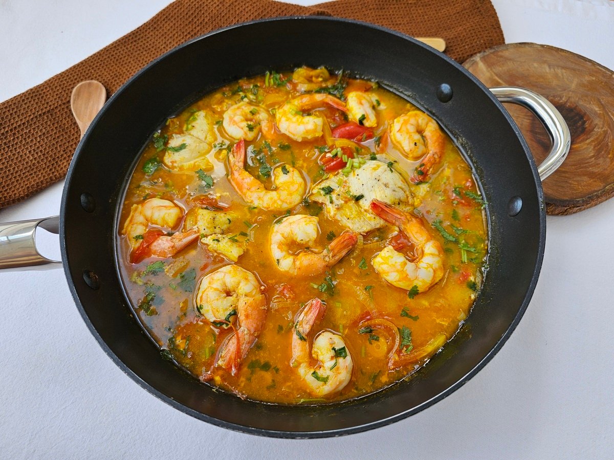 Moqueca de peixe com camarão