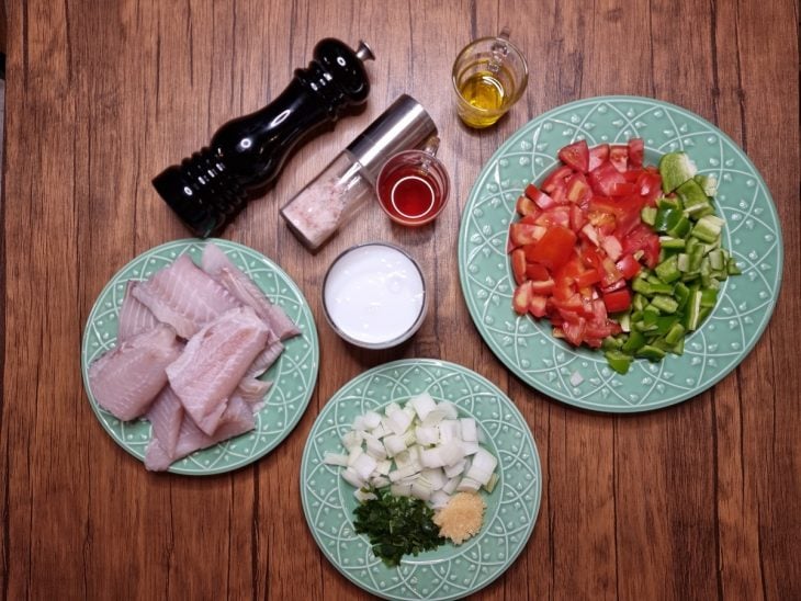 Ingredientes da moqueca de peixe fácil reunidos na bancada.