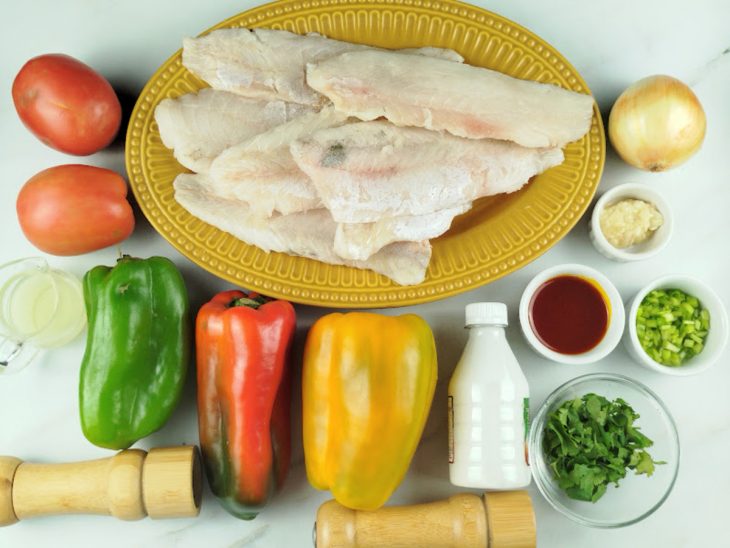 Ingredientes reunidos na bancada.