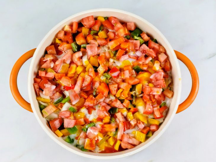 Na mesma panela, os tomates são adicionados.