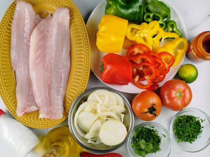 Uma bancada com os ingredientes.