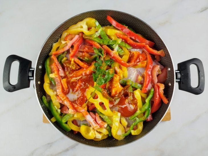 Uma panela com a mistura de todos os ingredientes da moqueca.