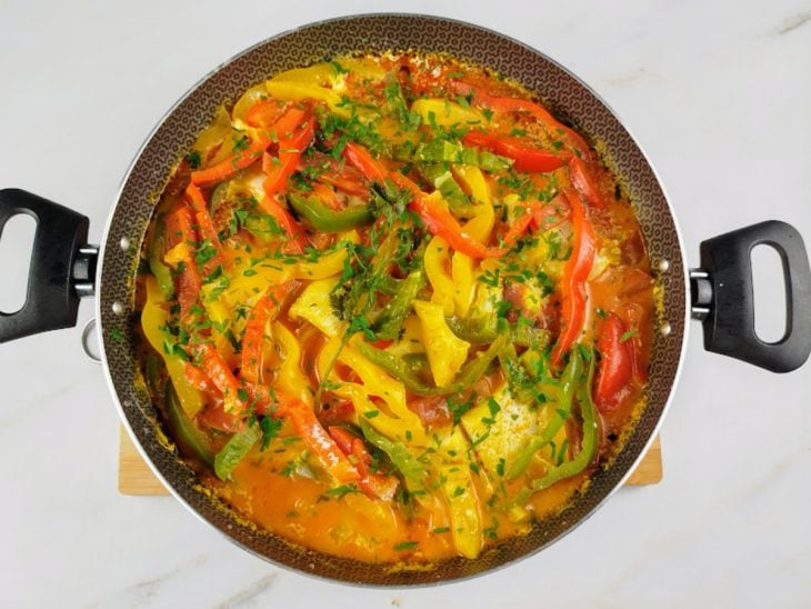 Coentro picado salpicado sobre a moqueca.