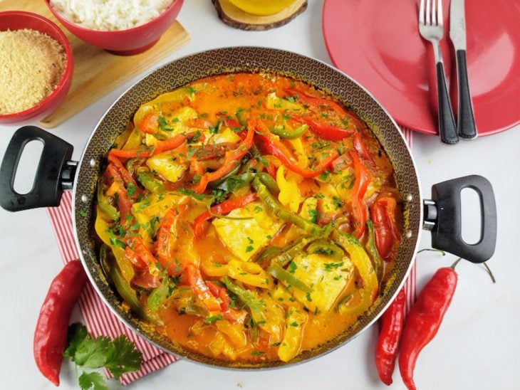 Uma panela com moqueca de peixe simples.