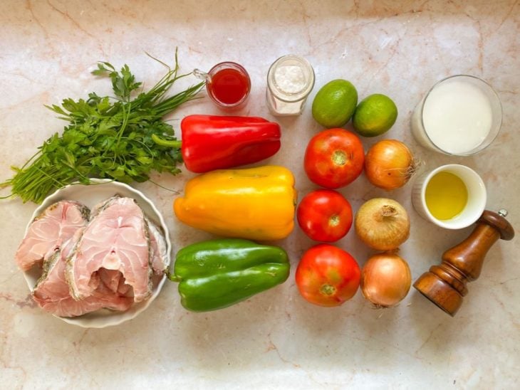 Ingredientes para a receita de moqueca de pescada-amarela.