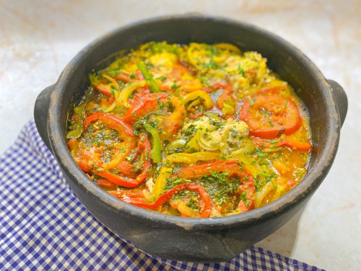 Moqueca de pescada-amarela pronta para consumo.