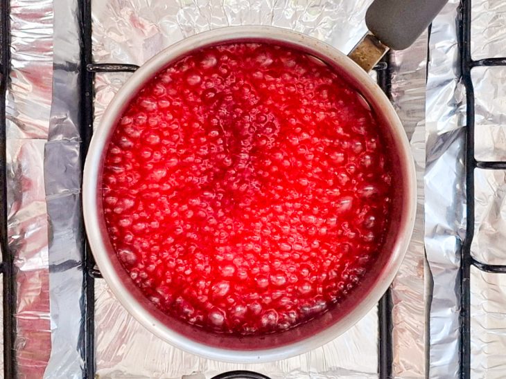 Calda de morango preparada em uma panela.