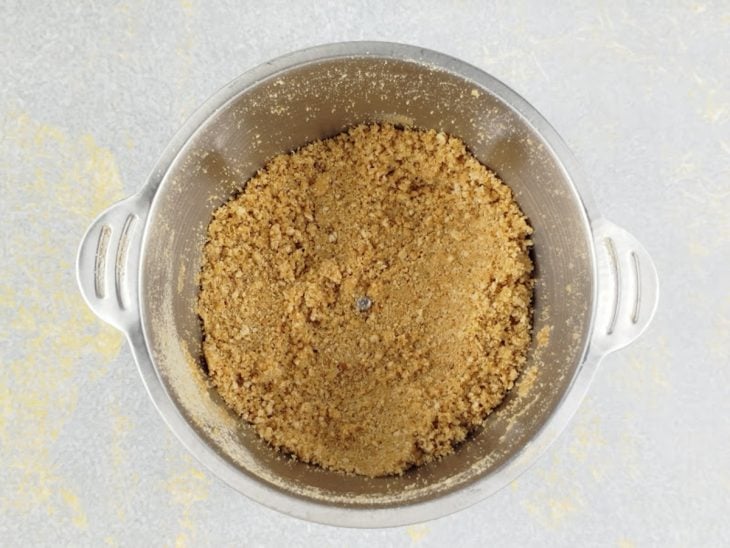 Farofa de bolacha e manteiga misturadas.