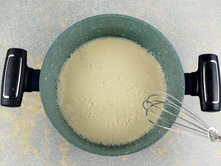 Ingredientes misturados na panela.