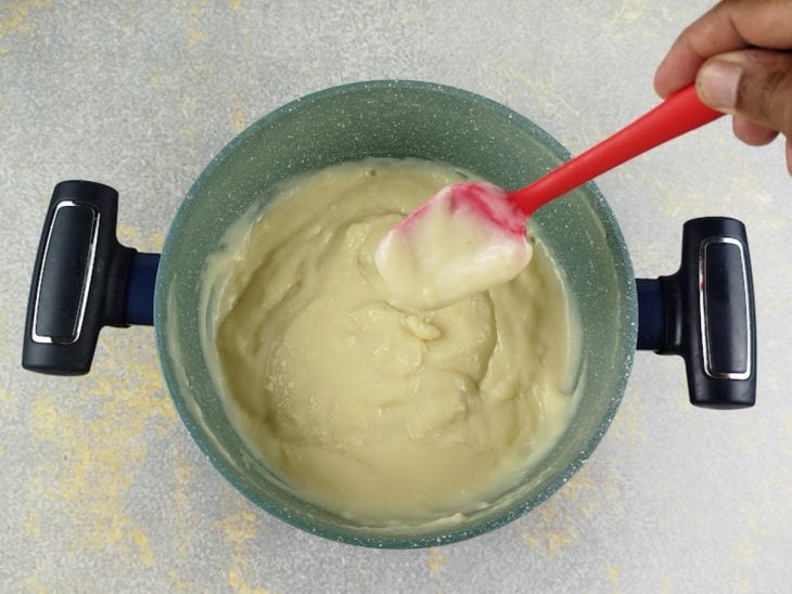Creme pronto e espessado.