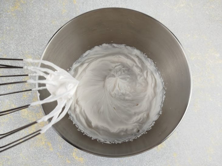 Chantilly batido em picos finos.