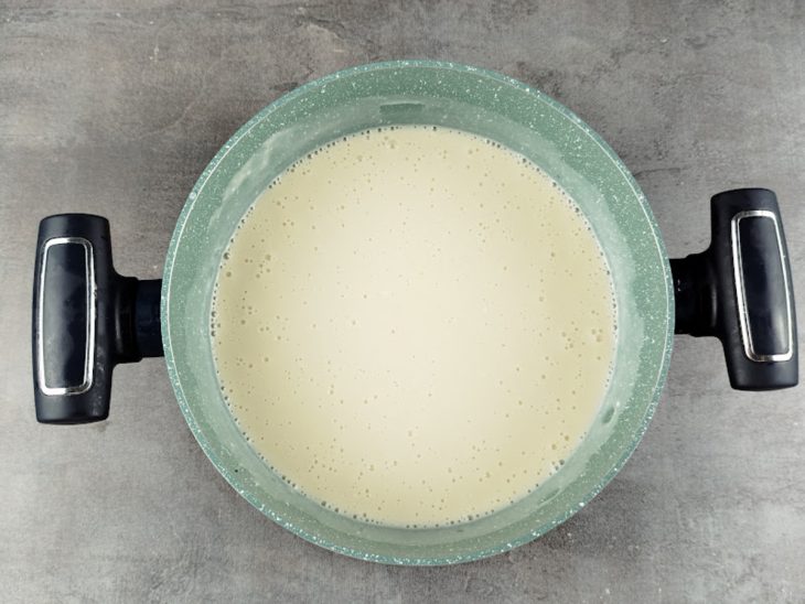 Leite condensado, creme de leite e baunilha misturados na panela fria.