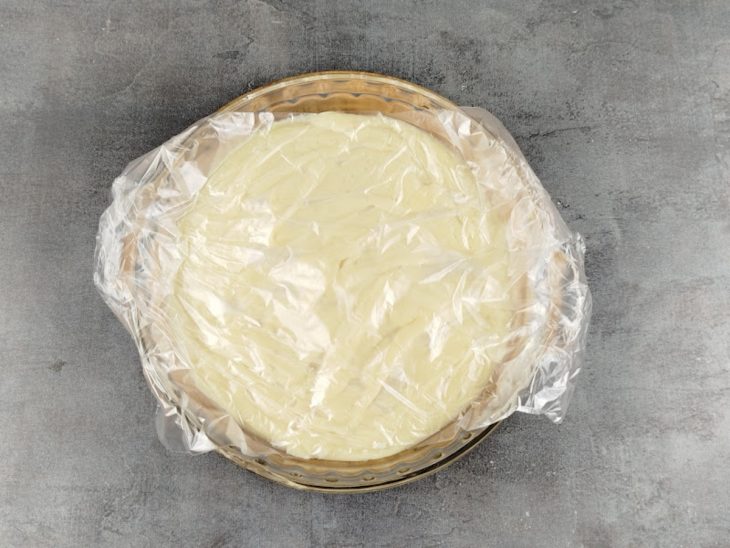 Creme coberto com plástico filme em contato esfriando no refratário.