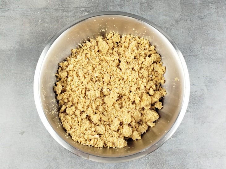 Farofa misturada com margarina derretida até ficar úmida.