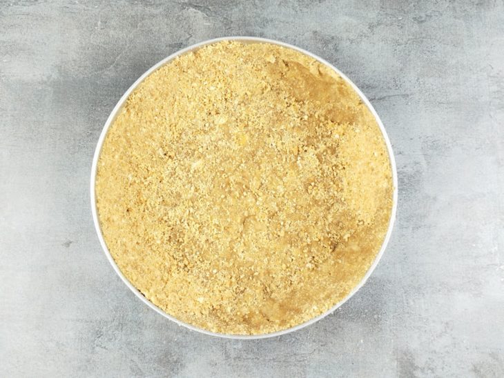 Base compactada em forma de fundo removível.