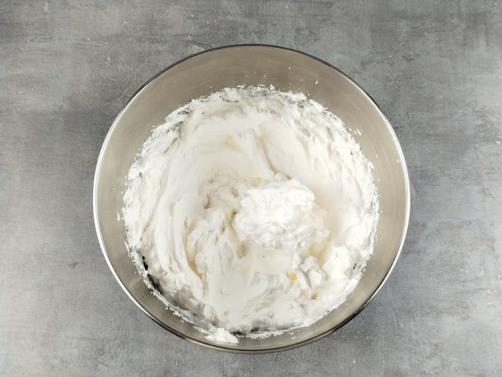Chantilly batido até formar picos firmes.