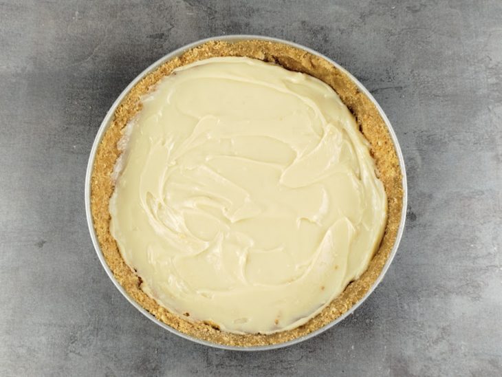 Creme espalhado sobre a base já fria.