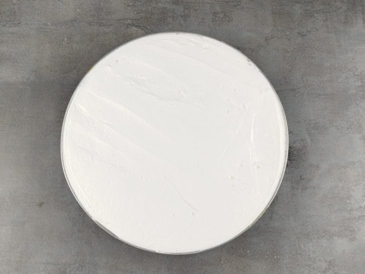 Chantilly batido e espalhado pela massa.