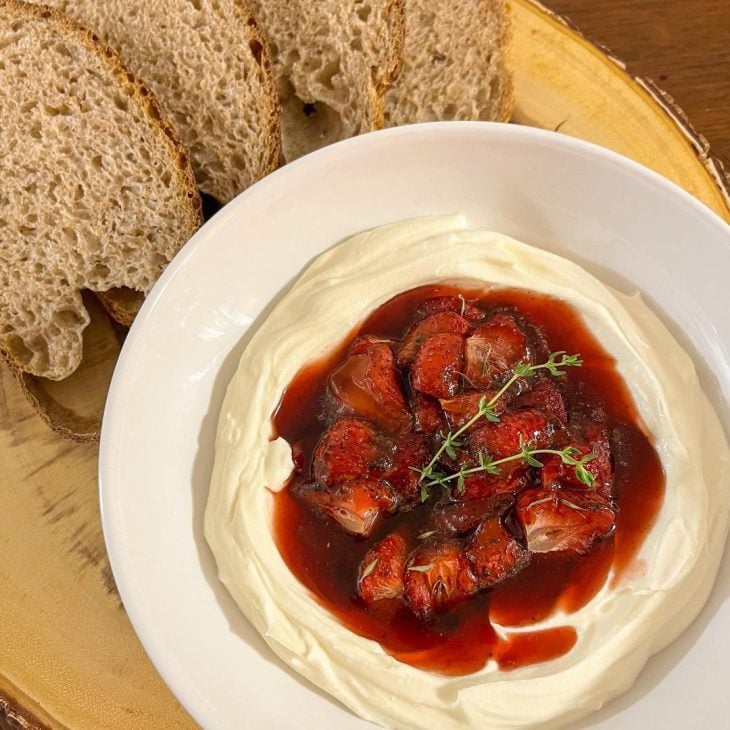 Morangos assados no creme de queijo de cabra