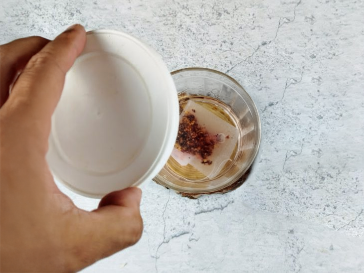 Sachês de chá infusionado na água.