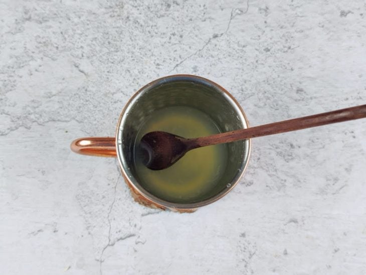 Uma caneca com a mistura de suco de limão e açúcar.