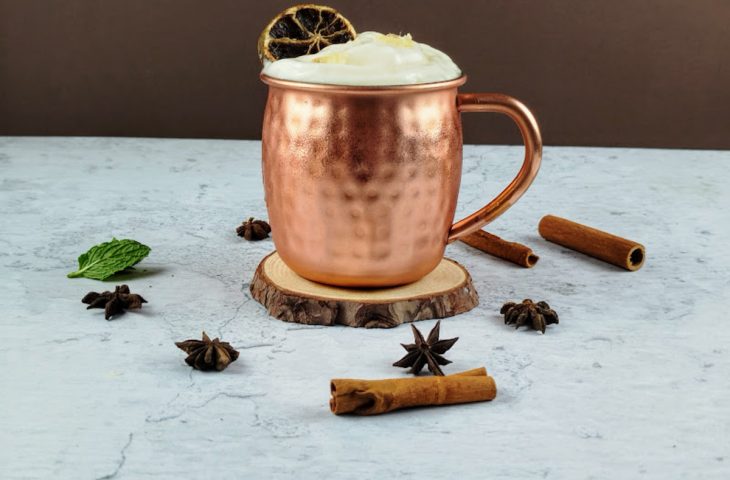 Moscow Mule com chá de gengibre e especiarias