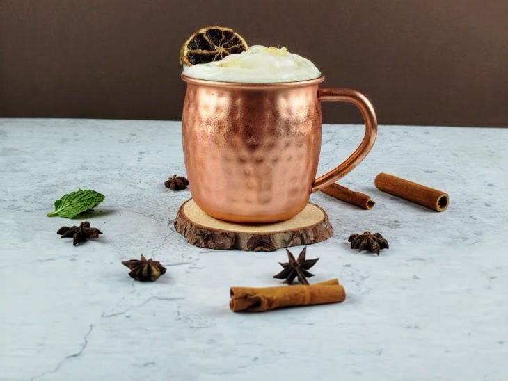 Caneca com moscow mule com chá de gengibre e especiarias.