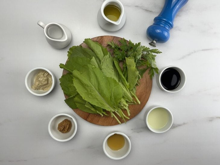 Uma bancada com os ingredientes separados.