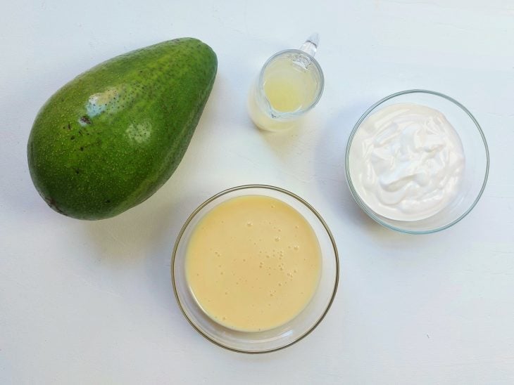 Uma bancada com os ingredientes separados.