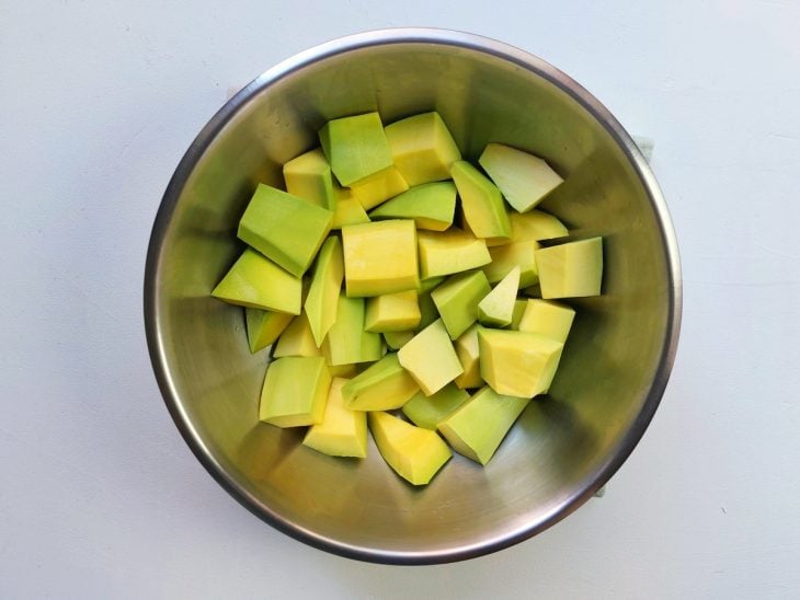 Um recipiente com abacate picado.