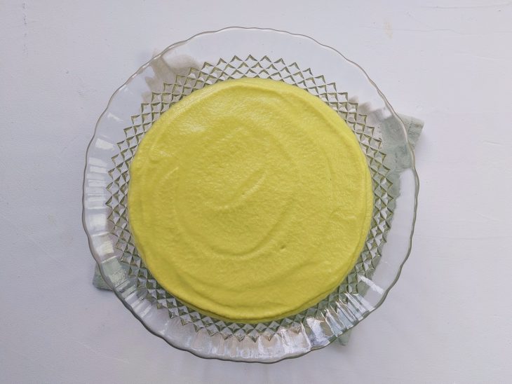 Um recipiente contendo mousse de abacate.