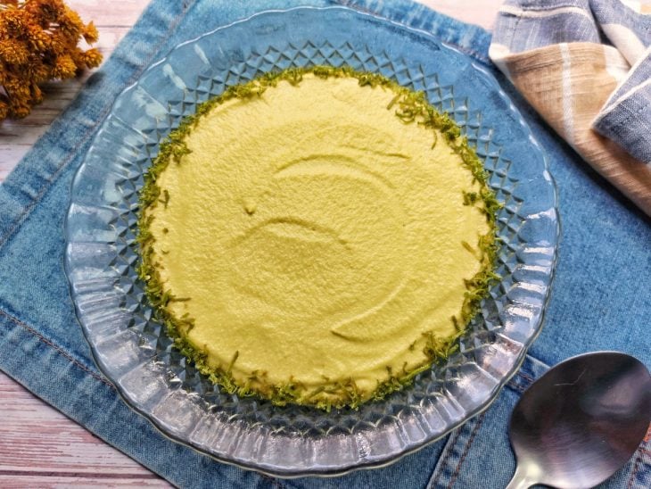 Um recipiente contendo mousse de abacate.