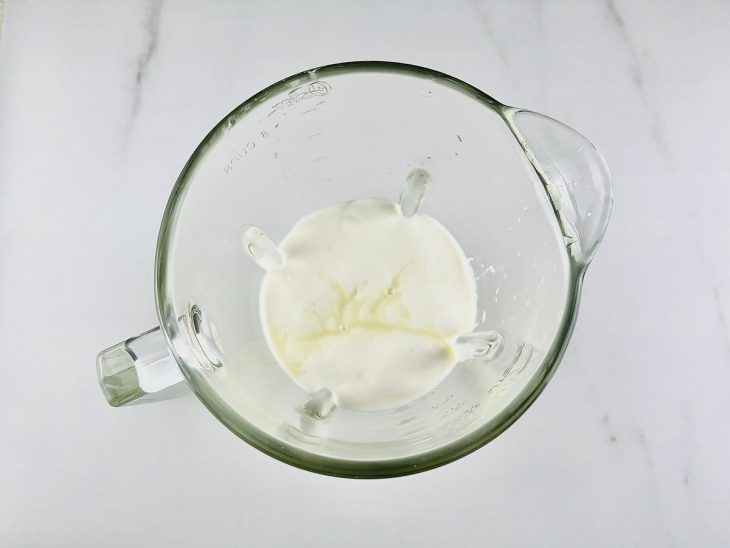 Creme de leite e leite condensado no liquidificador.