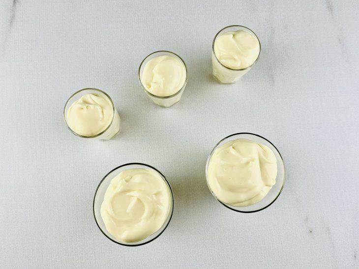 Mousse transferida para copos.